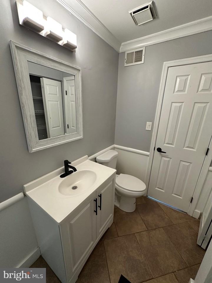 9708 Lake Pointe Ct #302 - Photo 5 of 23