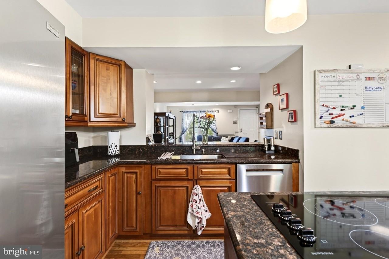 14230 Oxford Dr - Photo 3 of 33