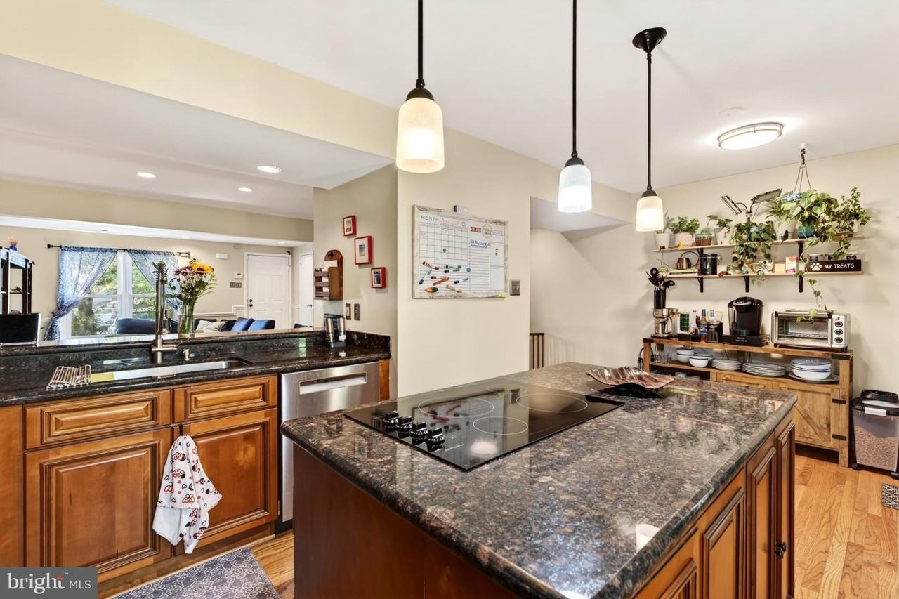 14230 Oxford Dr - Photo 5 of 33