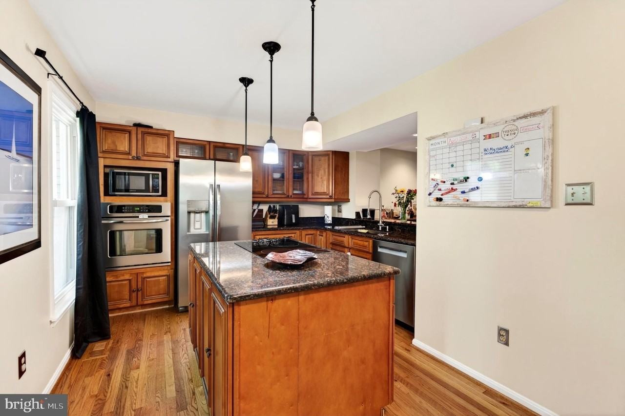 14230 Oxford Dr - Photo 6 of 33