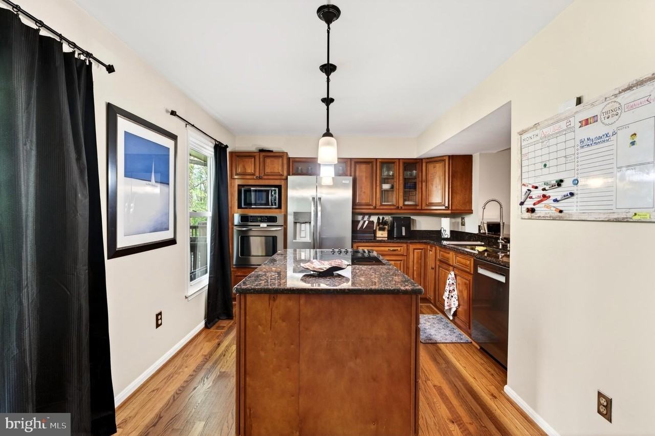 14230 Oxford Dr - Photo 7 of 33