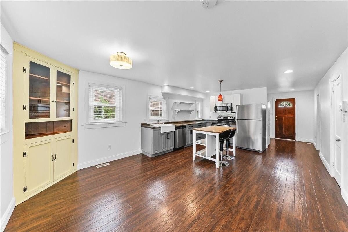 106 S Walnut St - Photo 4 of 22
