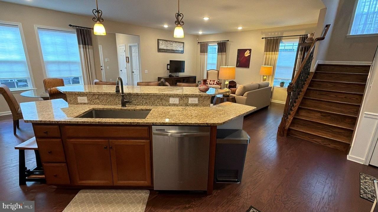 528 Kerry Ct - Photo 4 of 15