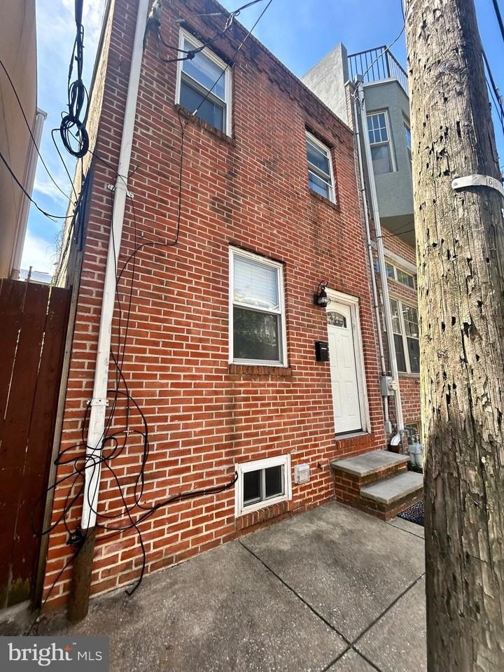 708 Medina St - Photo 2 of 12