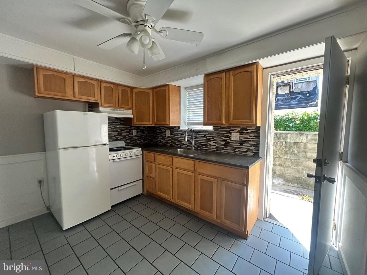 708 Medina St - Photo 4 of 12