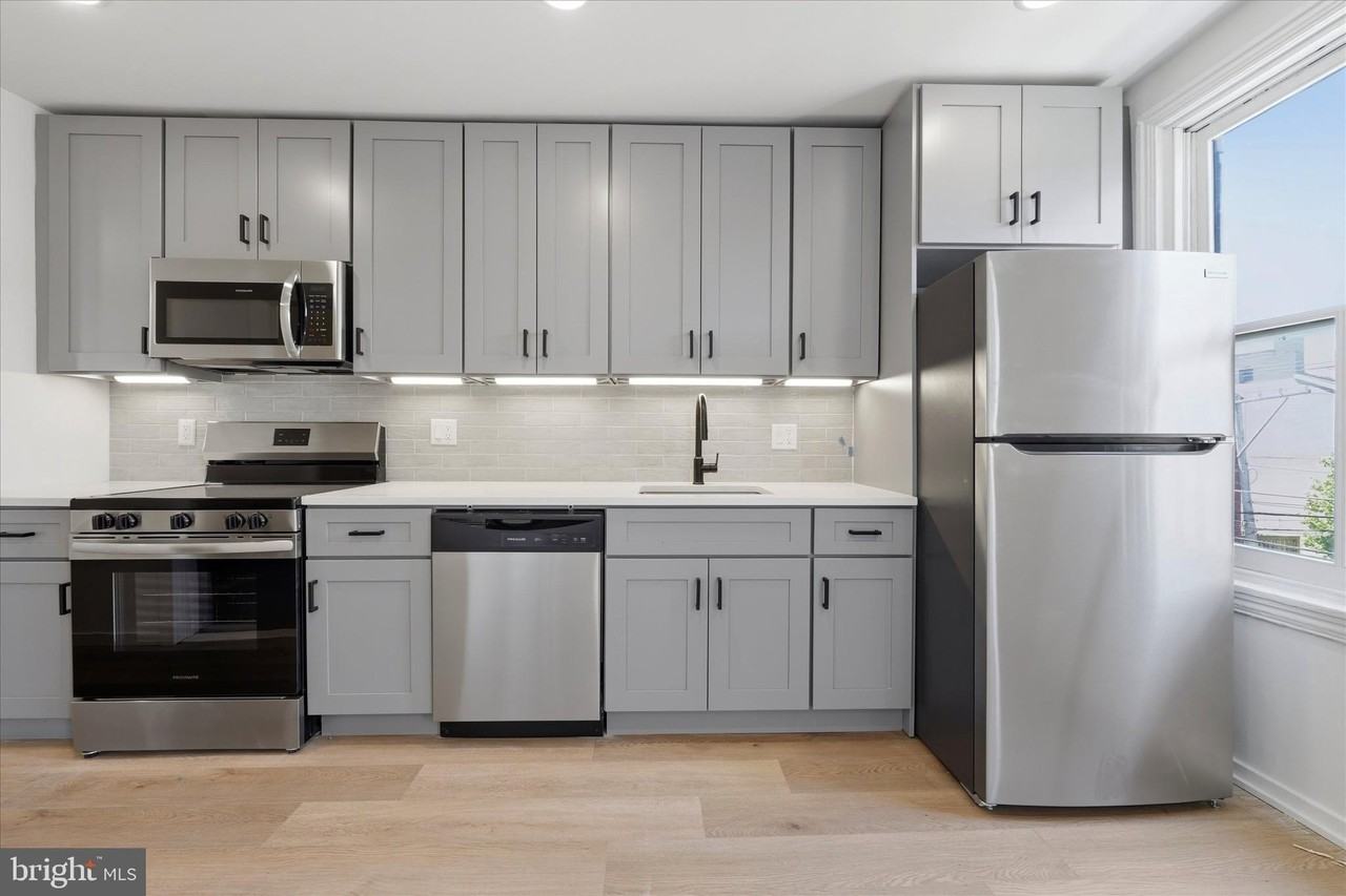 627 N 16th St #301 - Photo 3 of 9