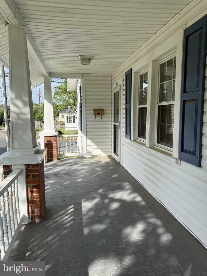 1237 Seacobeck St - Photo 2 of 15