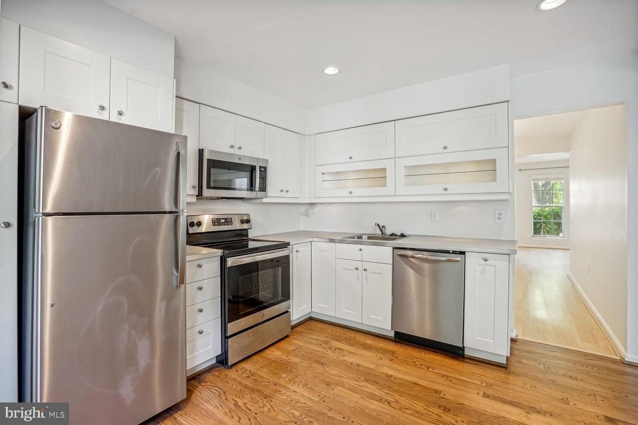 9909 Hemlock Woods Ln - Photo 2 of 31