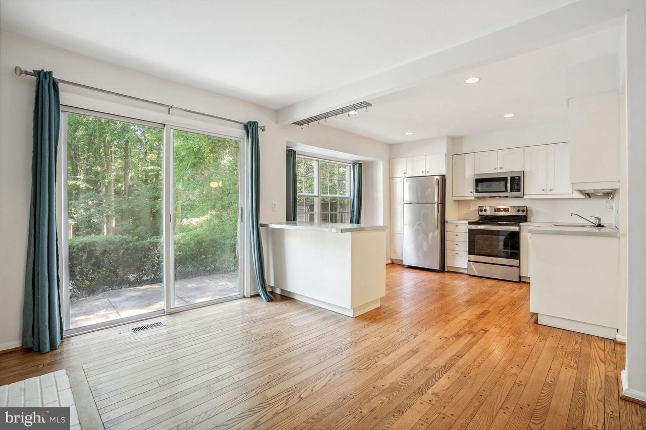 9909 Hemlock Woods Ln - Photo 3 of 31