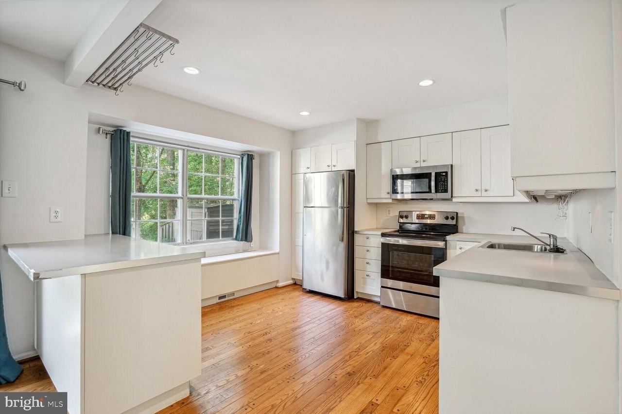 9909 Hemlock Woods Ln - Photo 4 of 31