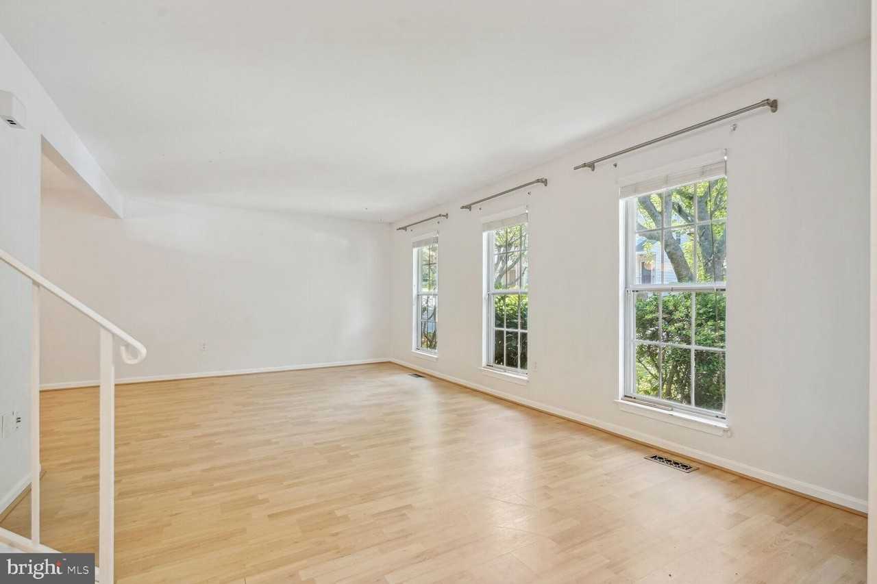 9909 Hemlock Woods Ln - Photo 7 of 31