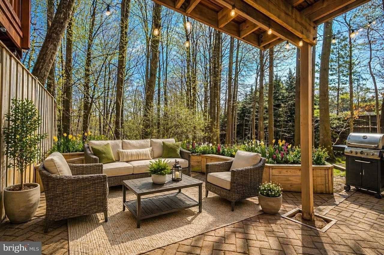 9929 Hemlock Woods Ln - Photo 2 of 50