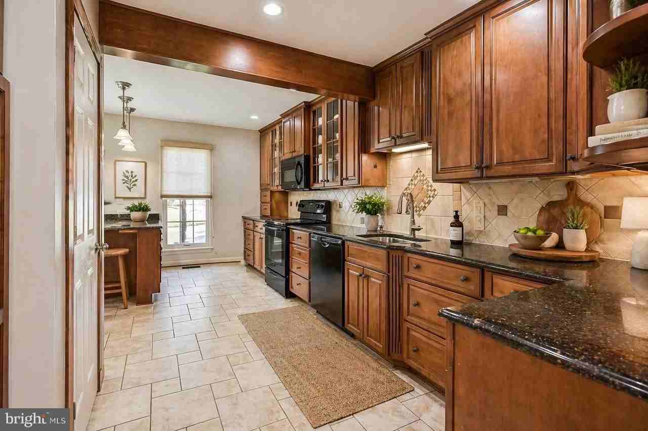 9929 Hemlock Woods Ln - Photo 5 of 50