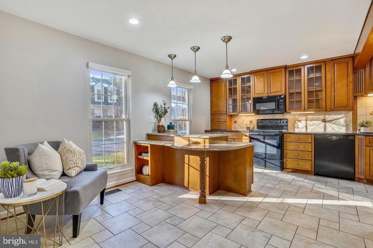 9929 Hemlock Woods Ln - Photo 6 of 50