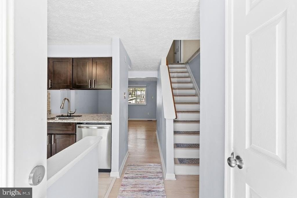 8094 Grandview Ct - Photo 2 of 26