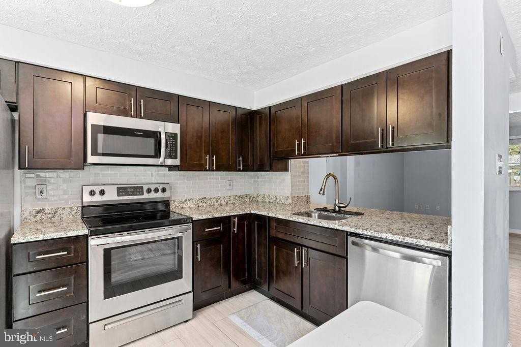 8094 Grandview Ct - Photo 3 of 26