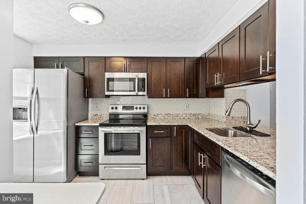 8094 Grandview Ct - Photo 4 of 26