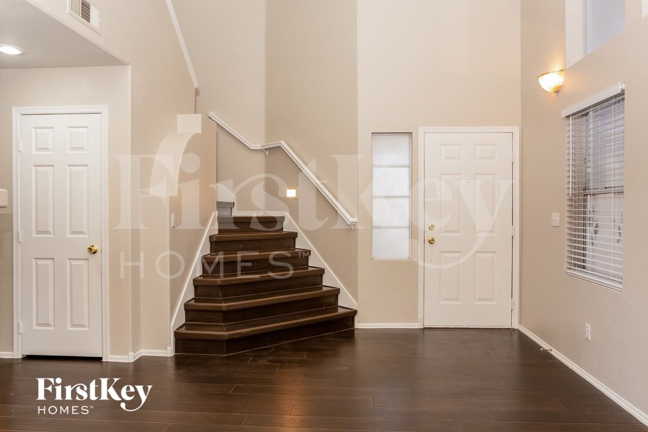 9947 Pioneer Ave - Photo 3 of 16