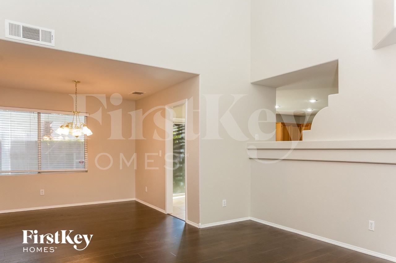 9947 Pioneer Ave - Photo 5 of 16