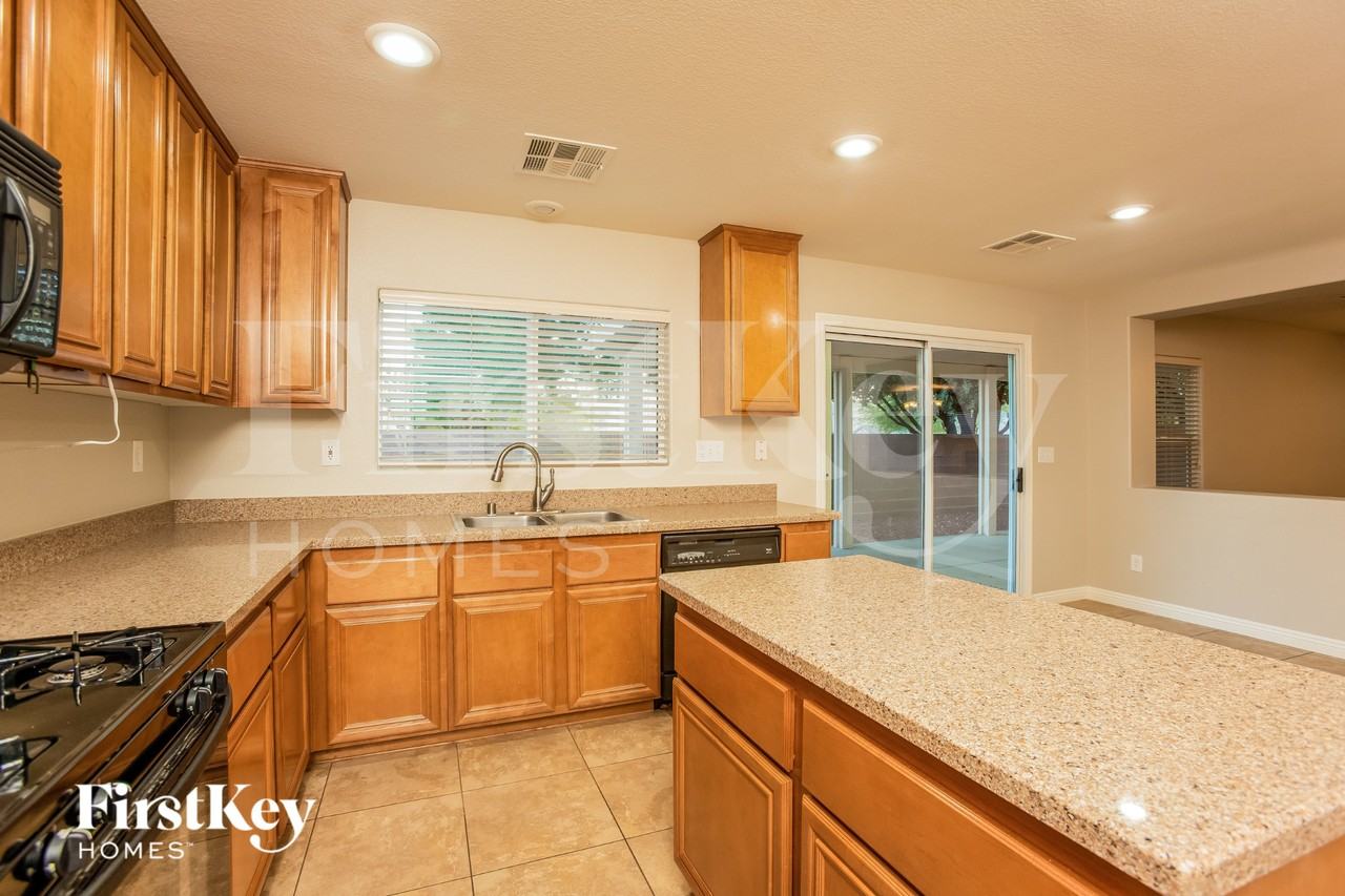 9947 Pioneer Ave - Photo 6 of 16