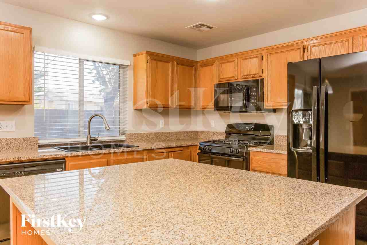 9947 Pioneer Ave - Photo 7 of 16