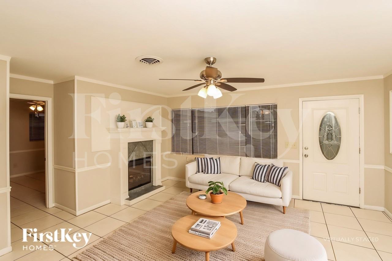 988 Cardon Dr - Photo 4 of 18