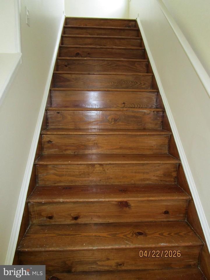 540 Thompson St - Photo 4 of 25