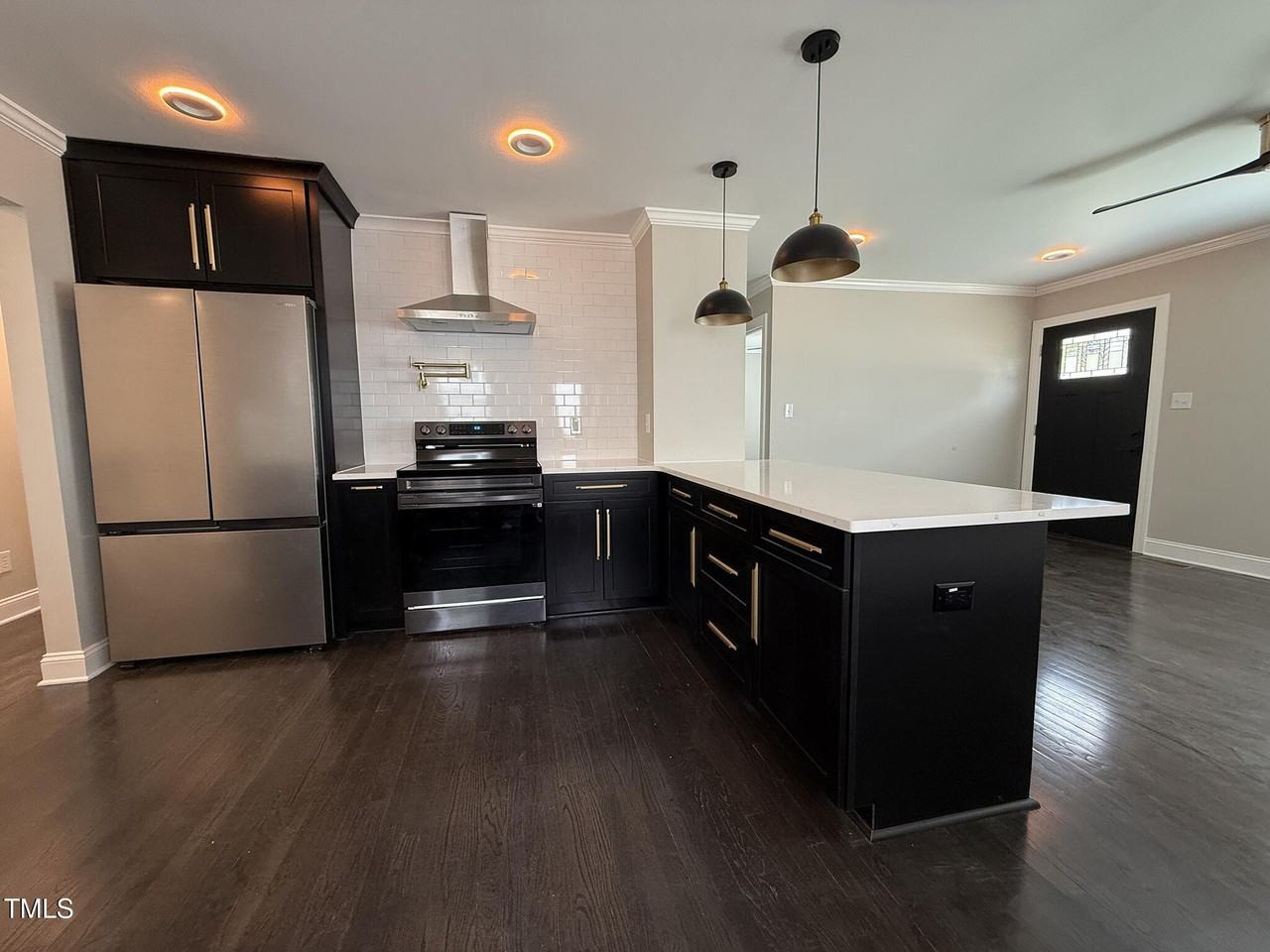 215 Walnut St - Photo 3 of 33