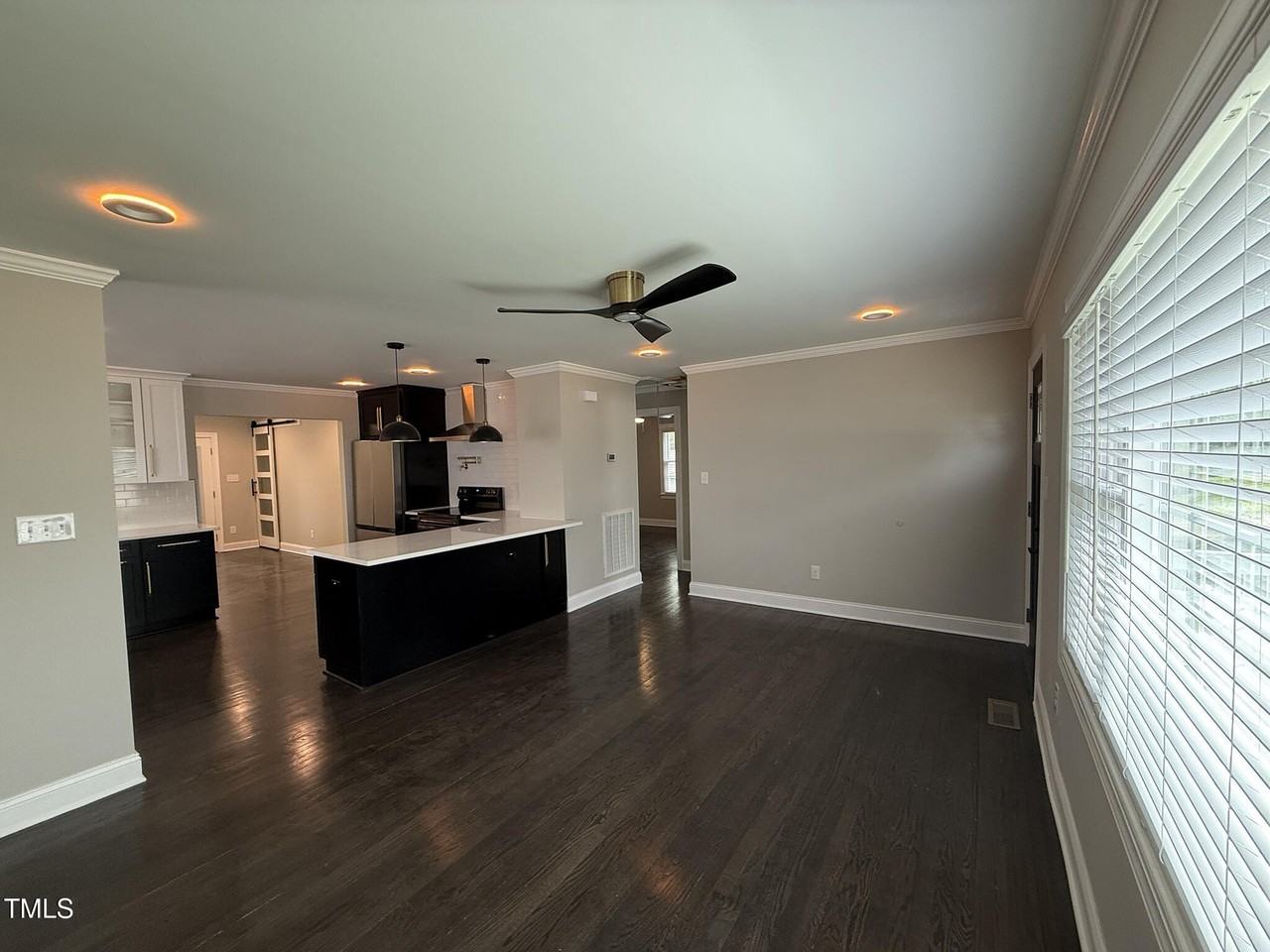 215 Walnut St - Photo 4 of 33