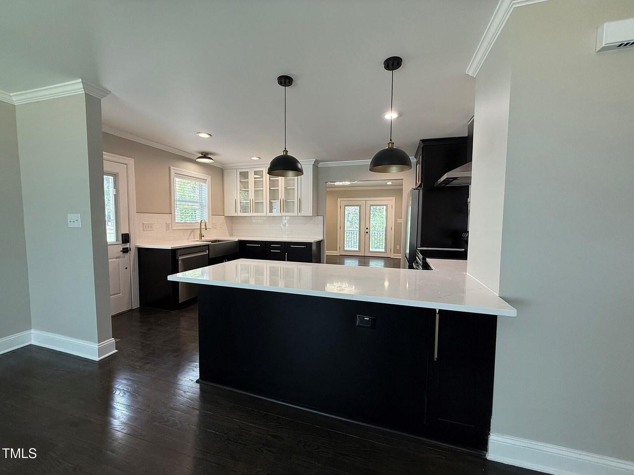 215 Walnut St - Photo 6 of 33