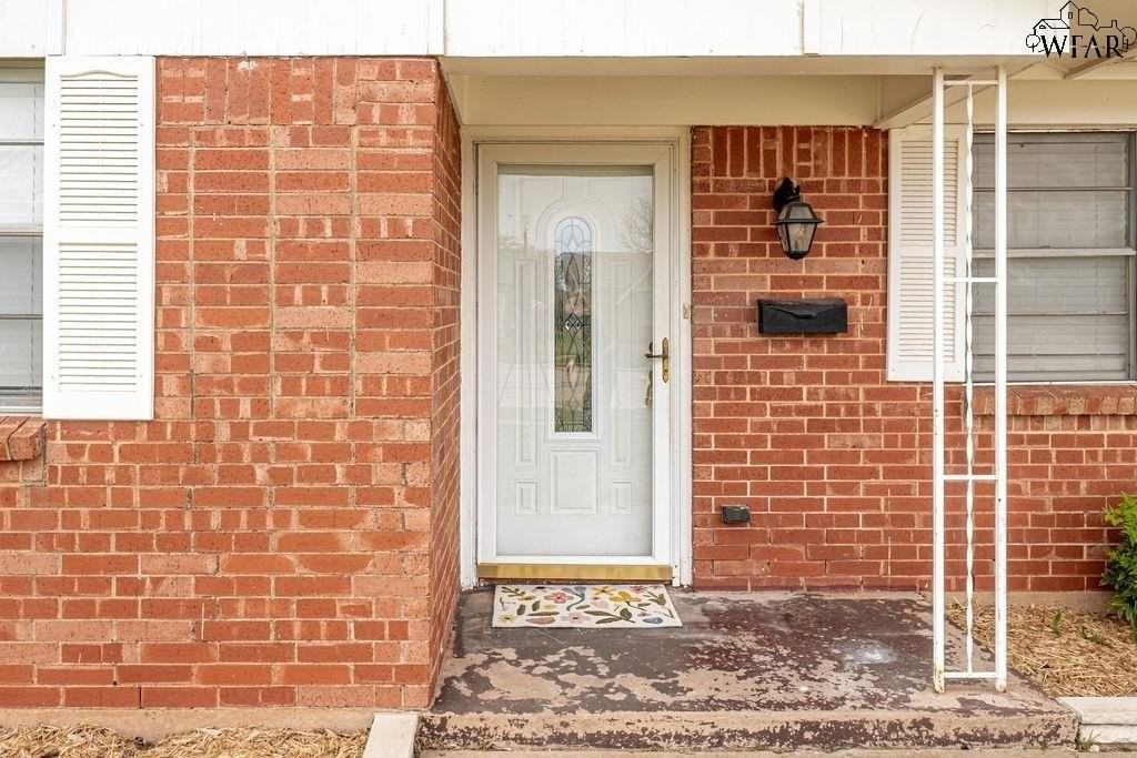 4024 Hooper Dr - Photo 2 of 34