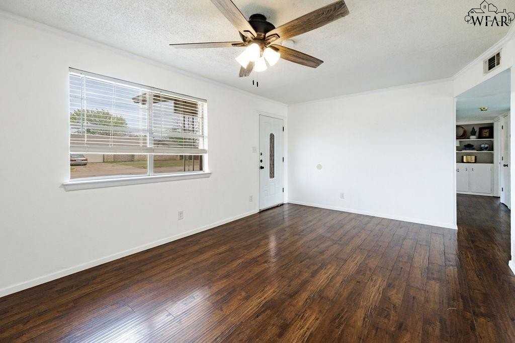 4024 Hooper Dr - Photo 4 of 34