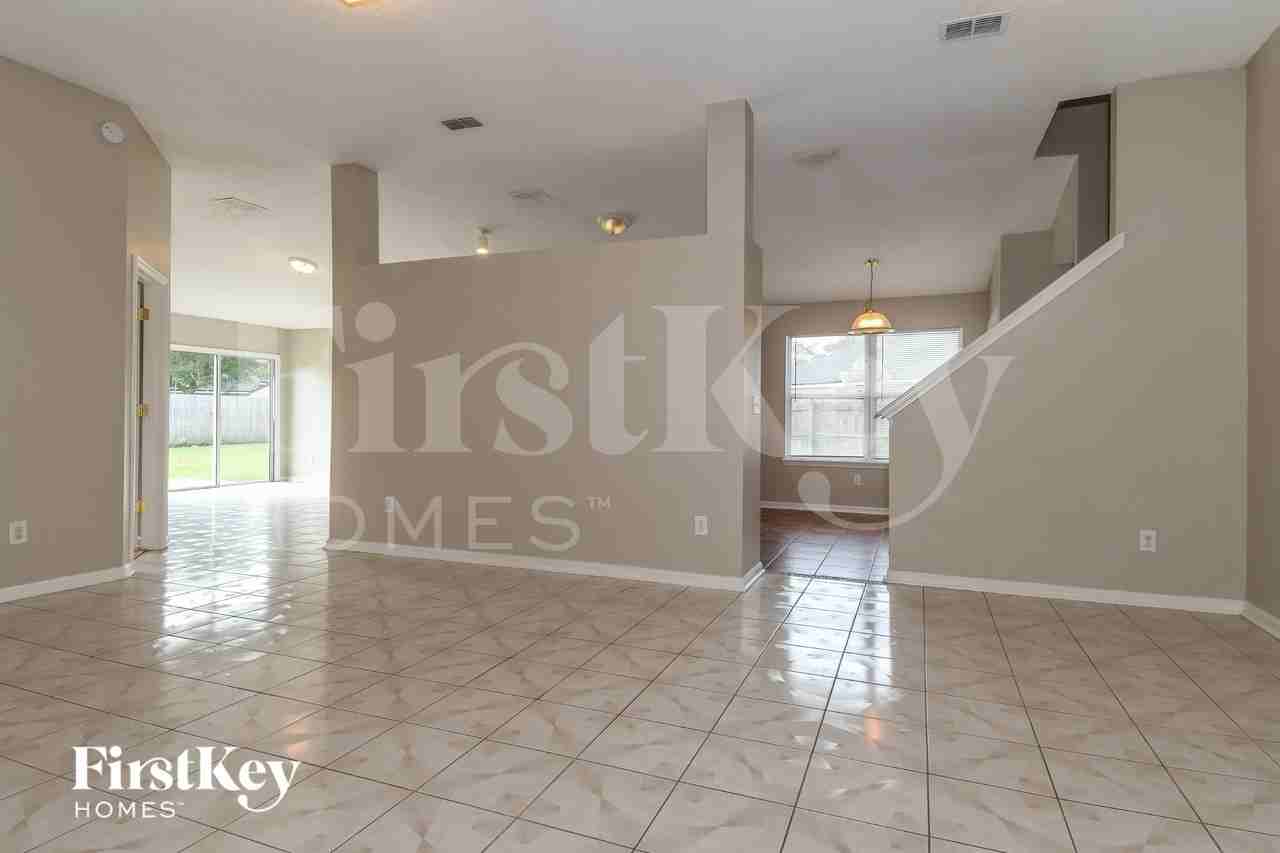 12658 Holly Springs Ct - Photo 4 of 17
