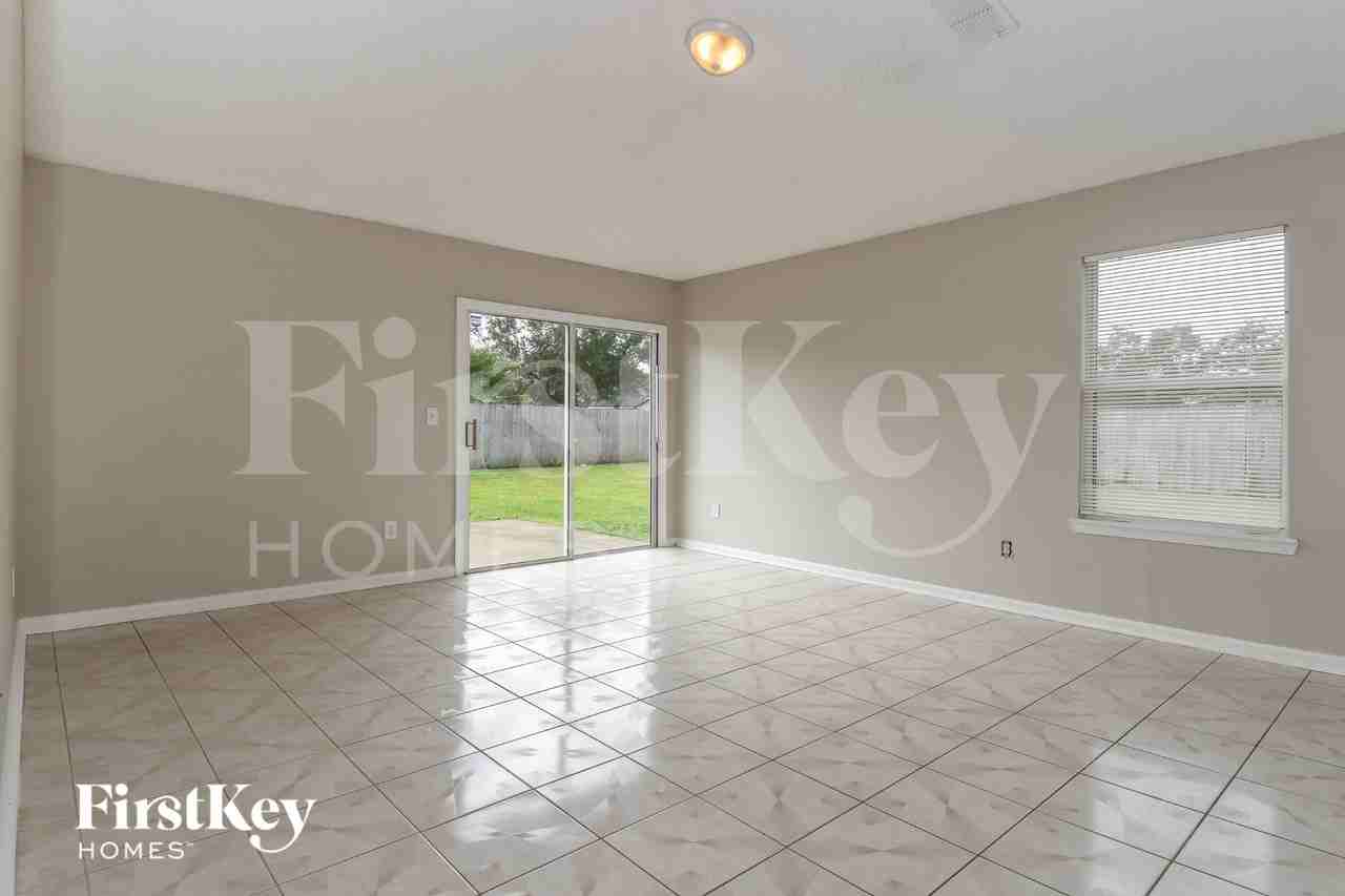 12658 Holly Springs Ct - Photo 5 of 17