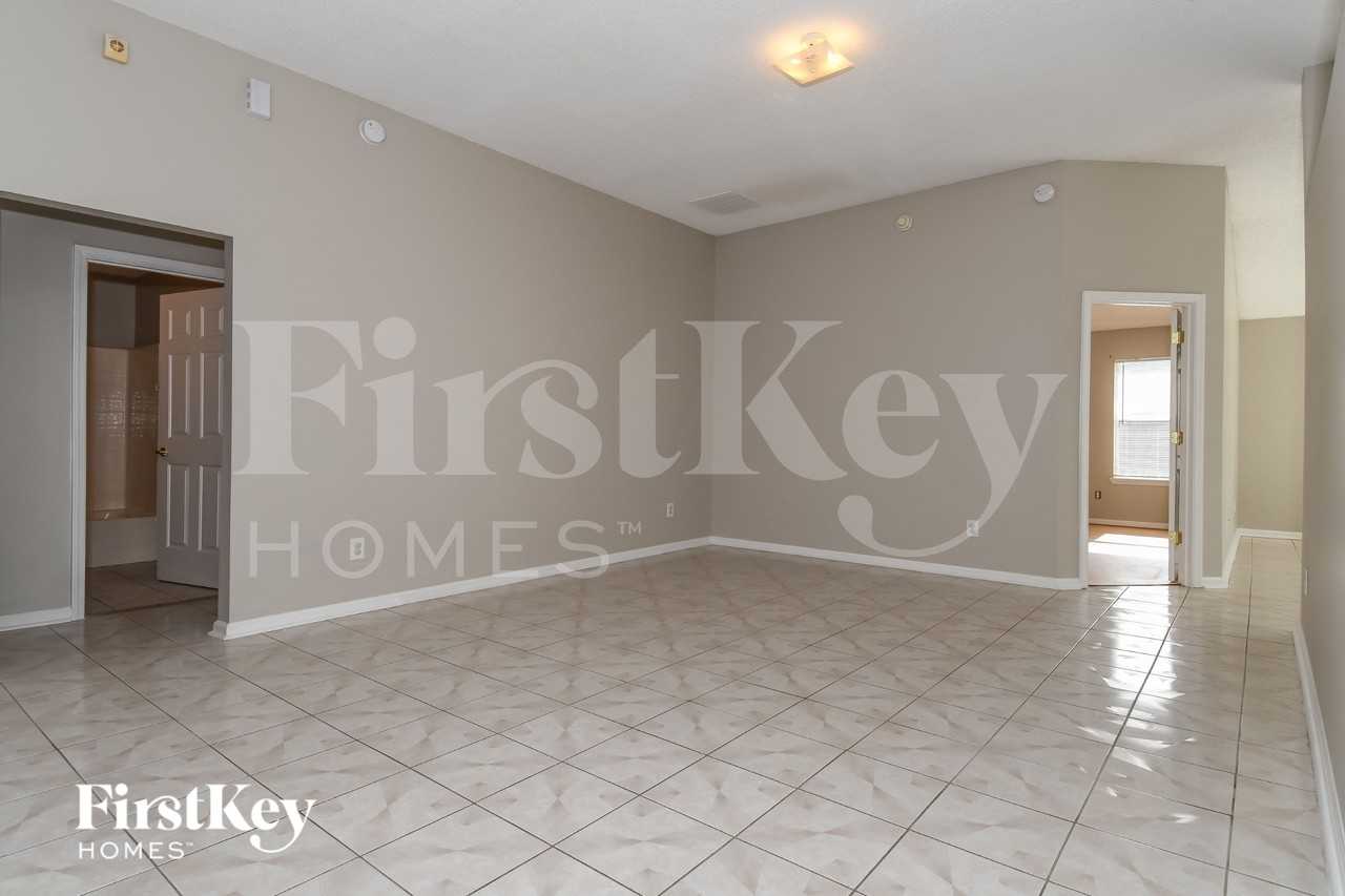 12658 Holly Springs Ct - Photo 6 of 17