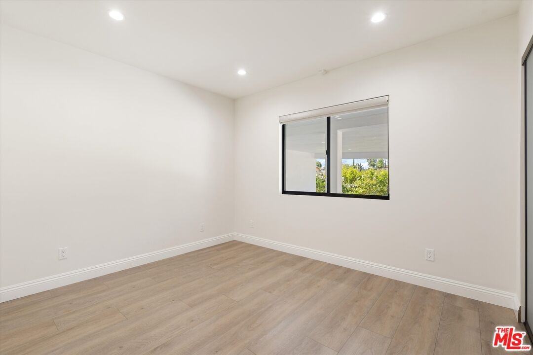 11700 Woodley Ave - Photo 2 of 8