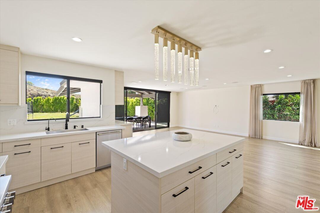 11700 Woodley Ave - Photo 4 of 8