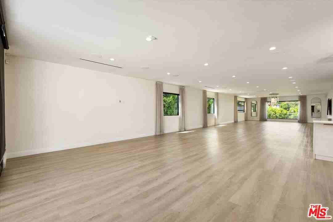 11700 Woodley Ave - Photo 5 of 8