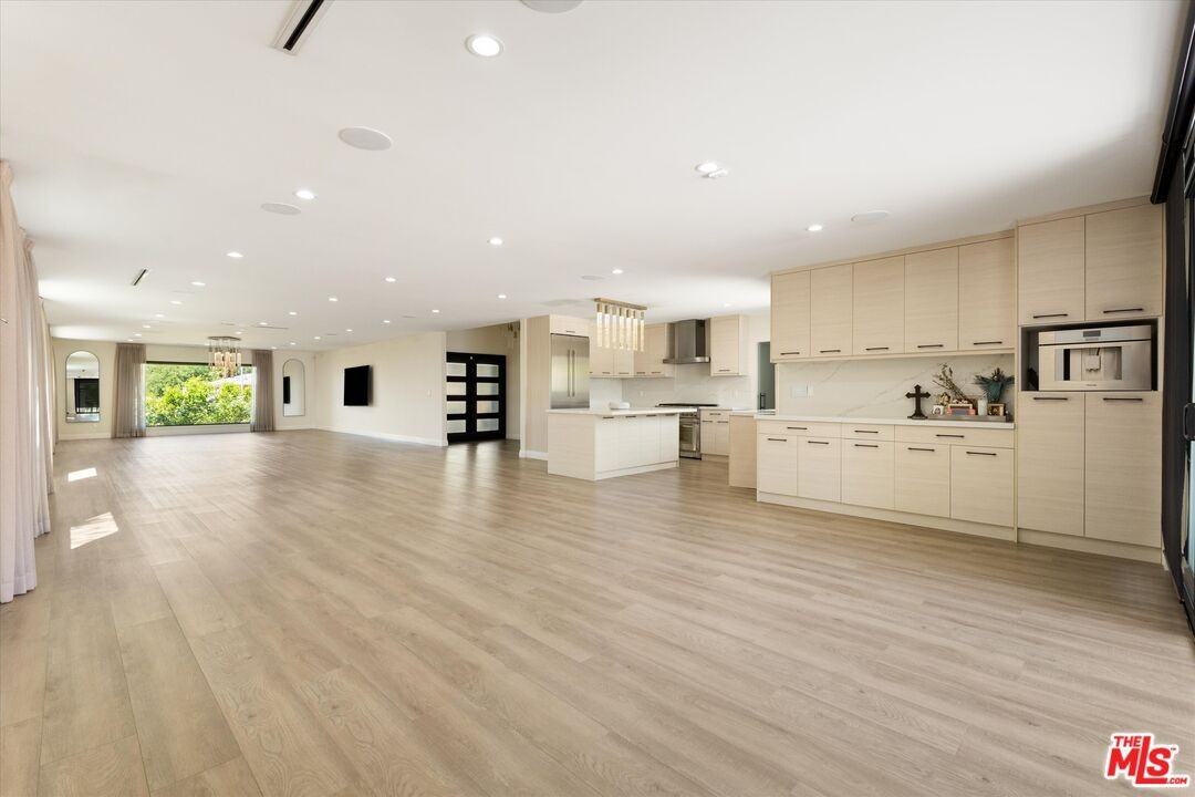 11700 Woodley Ave - Photo 6 of 8