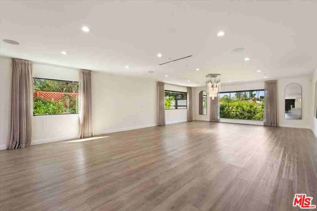 11700 Woodley Ave - Photo 7 of 8