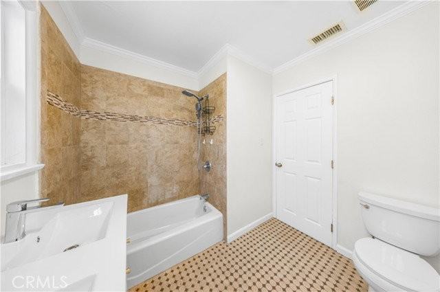 2074 N Summit Ave - Photo 2 of 8