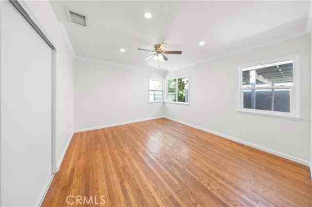 2074 N Summit Ave - Photo 4 of 8