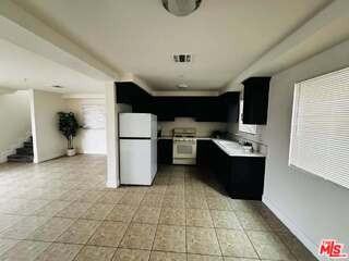 601 W 84th St - Photo 3 of 6