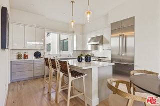 3222 S Barrington Ave - Photo 4 of 8