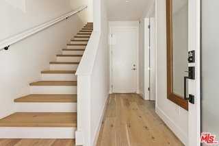 3222 S Barrington Ave - Photo 5 of 8