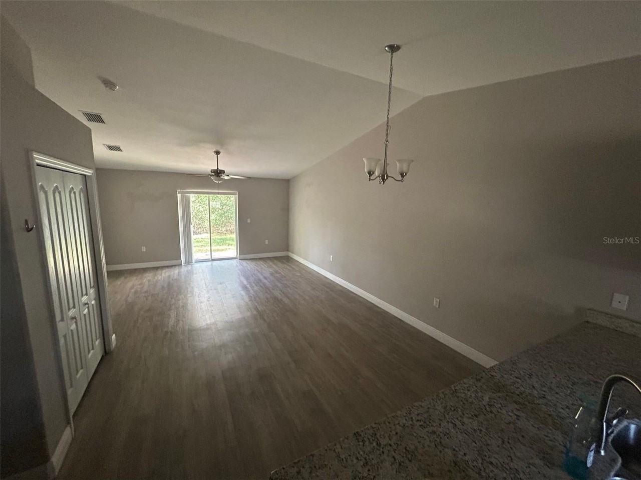 9048 N Travis Dr - Photo 3 of 12