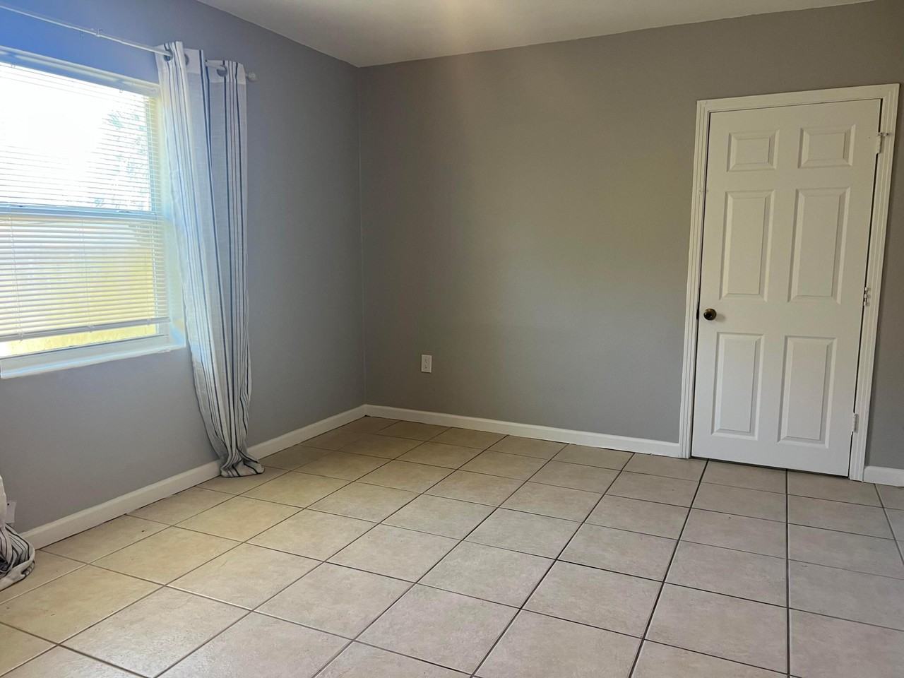 708 Avenue I ##A - Photo 5 of 9