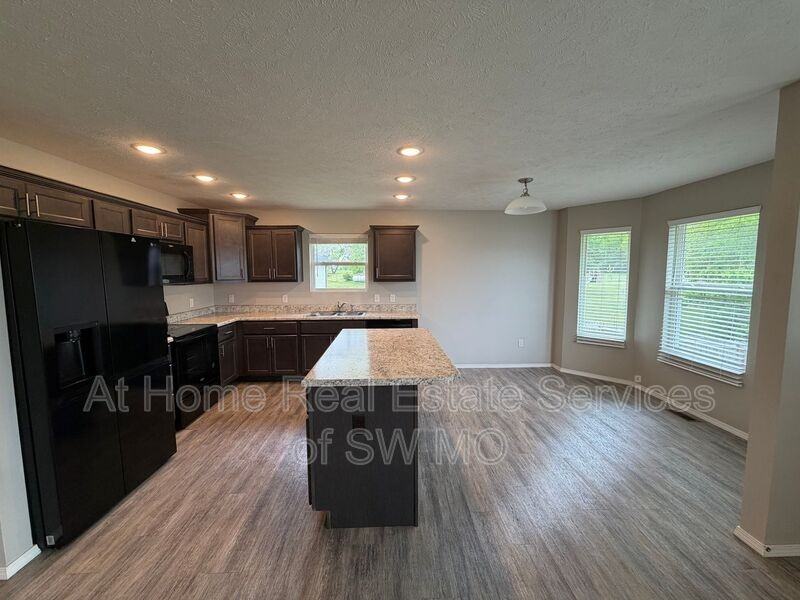 1318 Houston Ct - Photo 3 of 13