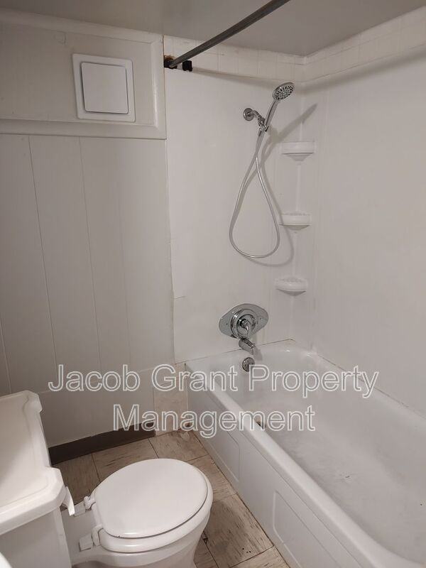 1042 S 4th Ave #B - Photo 7 of 11