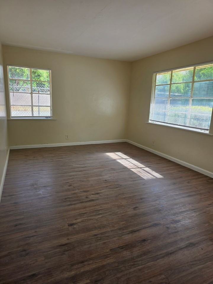1210 Oregon St #4 - Photo 3 of 9
